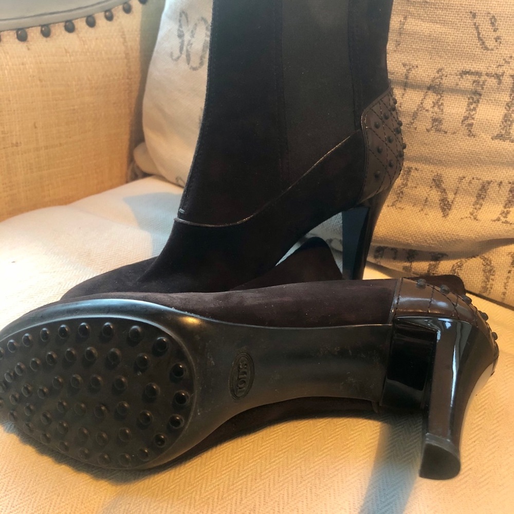 Tod’s dark brown suede boots in size 38